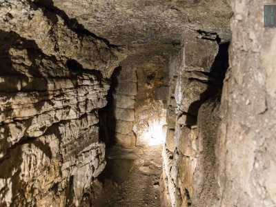 Muniti di torcia scendiamo una piccola rampa che sbuca in un ipogeo: riadattato su cavit� naturali preesistenti, pare fosse parte di un'antica via che correndo sotto la superficie collegava Bari e Triggiano